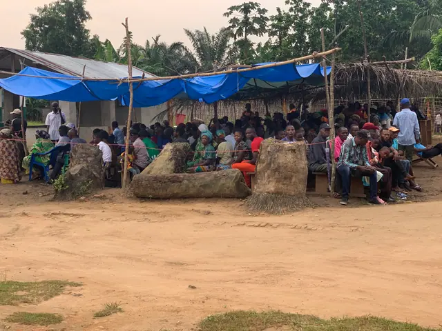 Attente sous les abris — Basankusu · 2022
