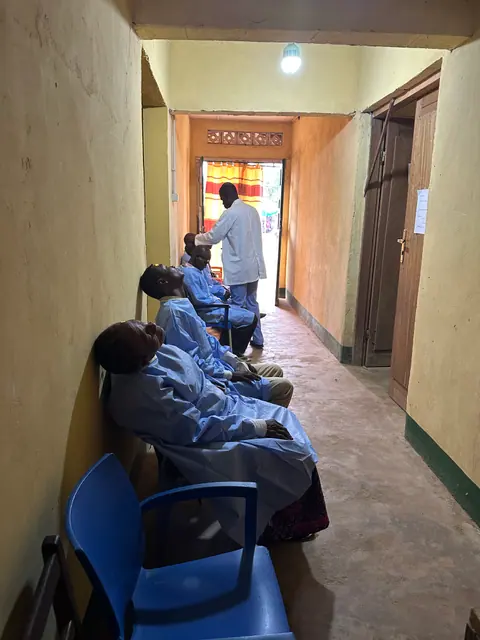 Attente dans le couloir — Basankusu · 2022