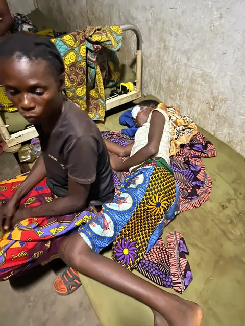 Famille dans la salle d’attente — Basankusu · 2022