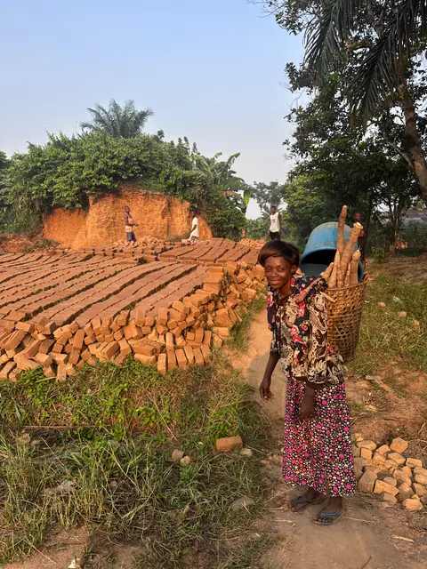 Chemin de terre près du centre — Basankusu · 2025