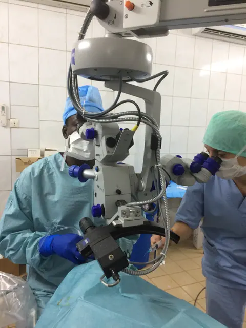 Équipe au microscope opératoire — Burkina Faso · 2017