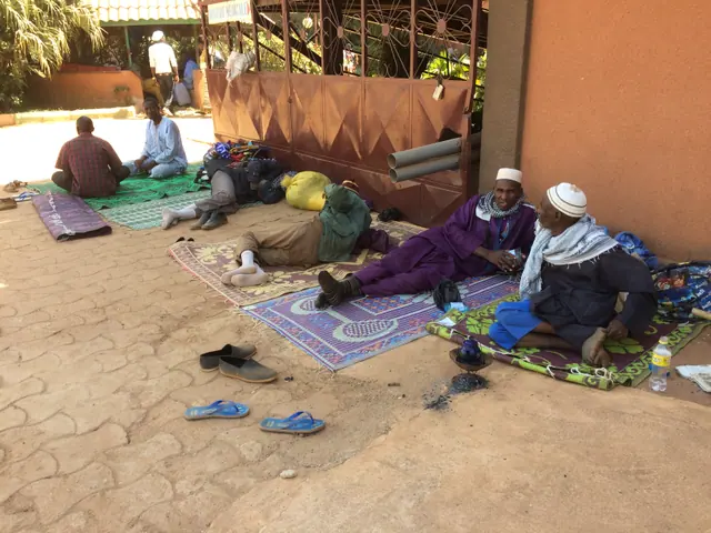 Attente à l’extérieur — Burkina Faso · 2017