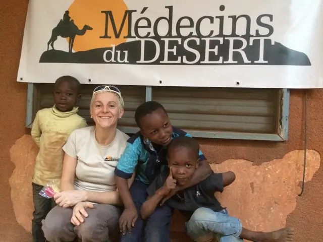 Rencontre devant Médecins du Désert — Burkina Faso · 2017