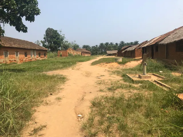 Chemin entre les bâtiments — Congo · 2020