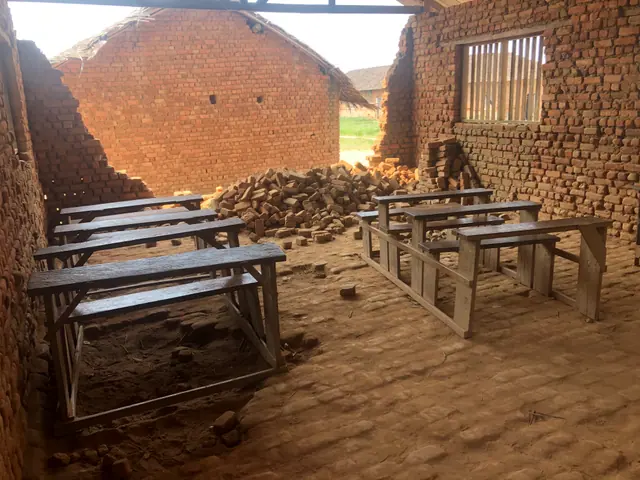 Bâtiment et bancs — Congo · 2020